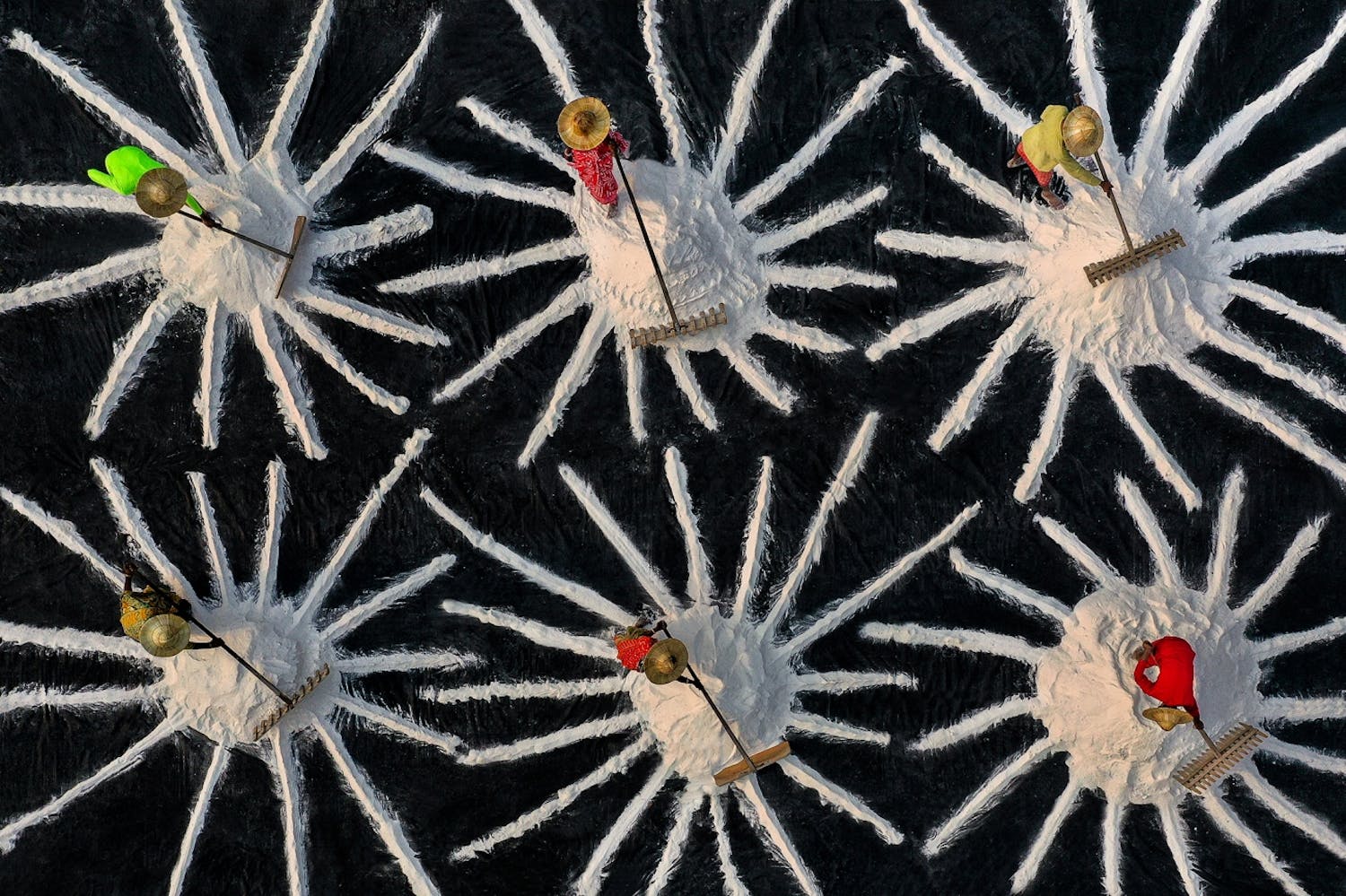Salt Farm Workers Harvesting Årets bästa drönarfoto i kategorin ”Abstract”.